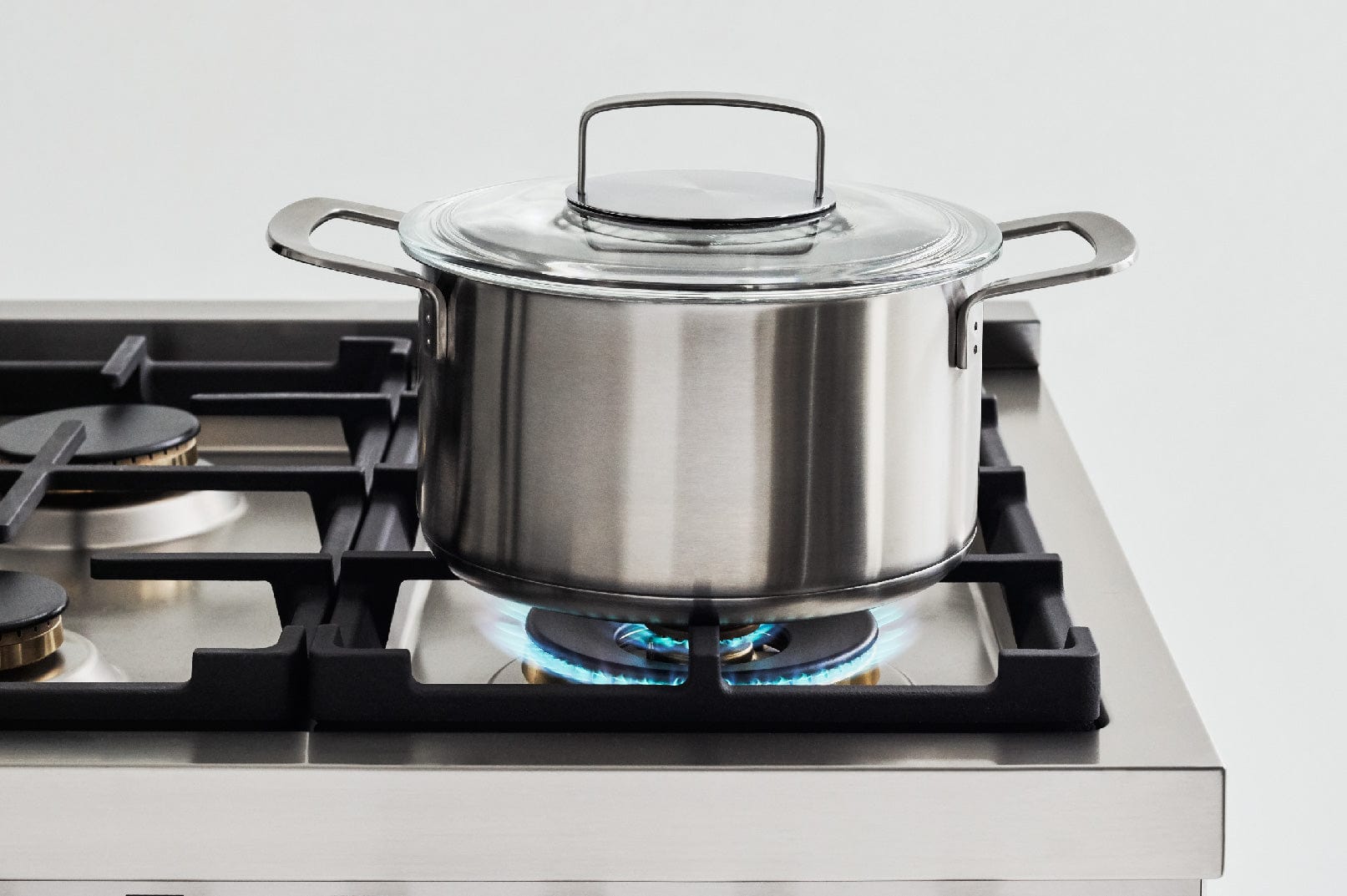 Bertazzoni Professional Series 30" 4 Brass Burners Nero Freestanding Propane Gas Range With 4.7 Cu.Ft. Gas Oven PRO304BFGMNET-LP I Luxury Appliances Direct